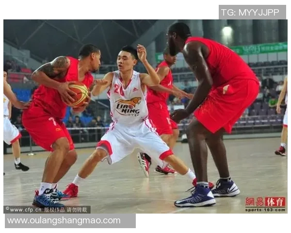 北京篮球队配合引发热议球迷对战术选择和球员默契提出不同看法